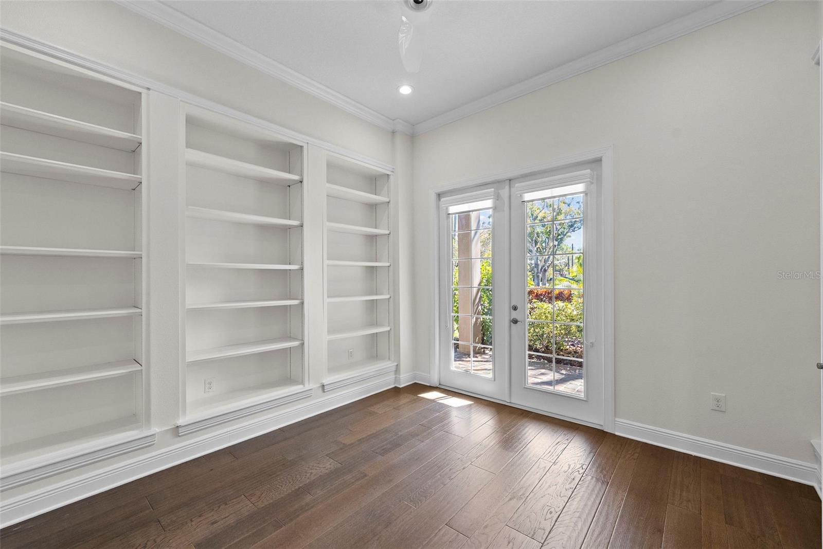 Listing photo id 33 for 3701 Jetton Avenue