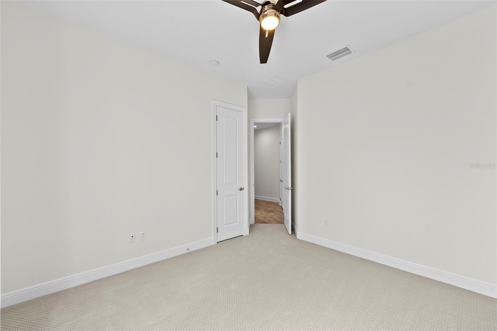 Listing photo id 39 for 3701 Jetton Avenue