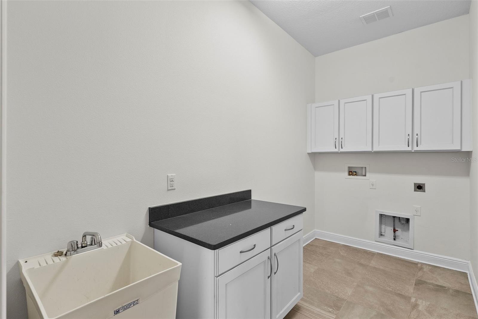 Listing photo id 41 for 3701 Jetton Avenue