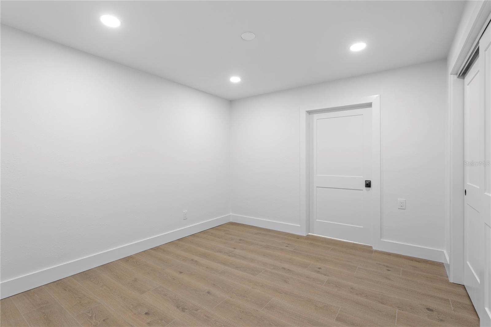 Listing photo id 47 for 1182 41st Avenue Ne