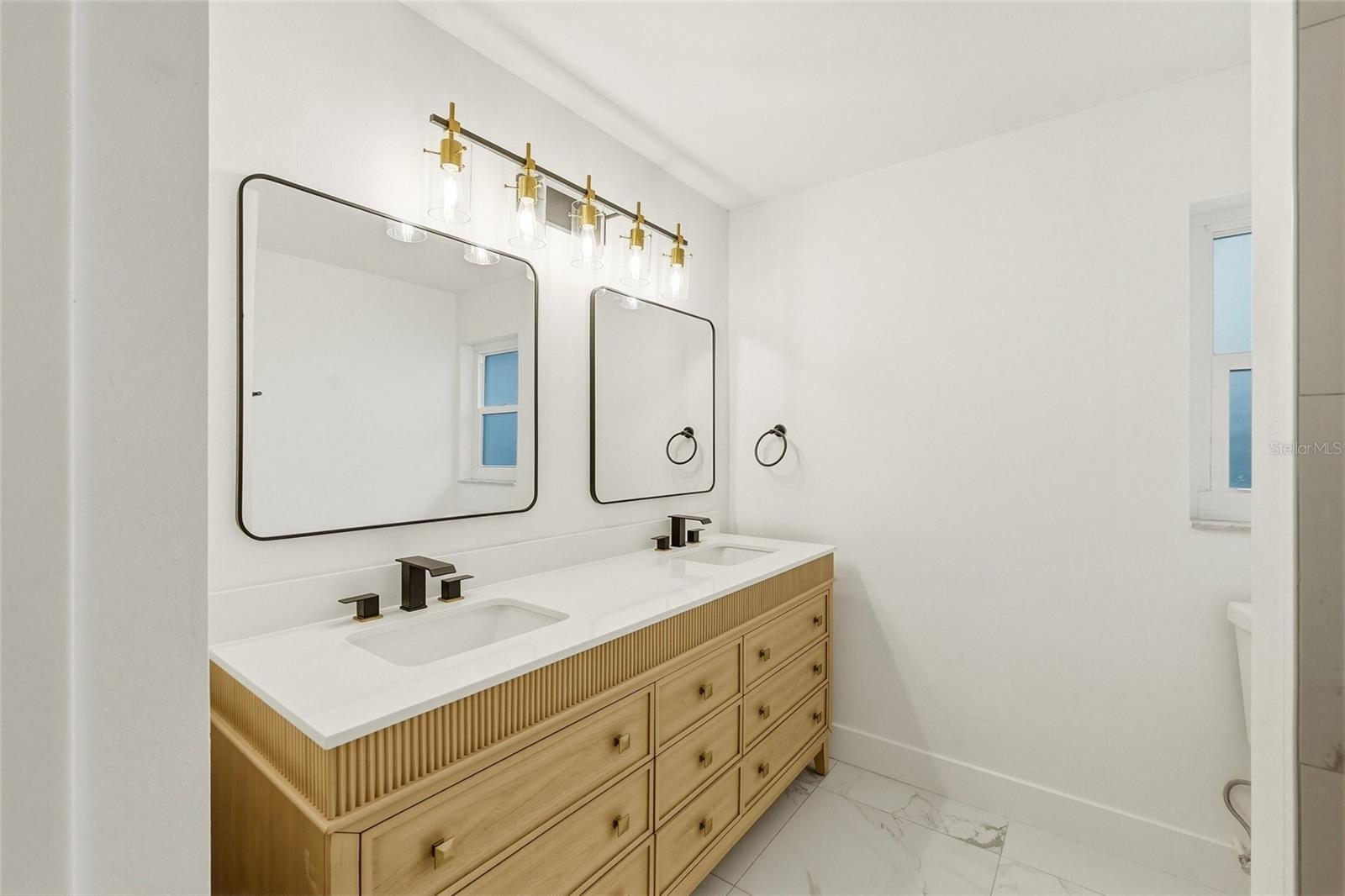 Image 19 of 37 For 1434 Hagen Avenue