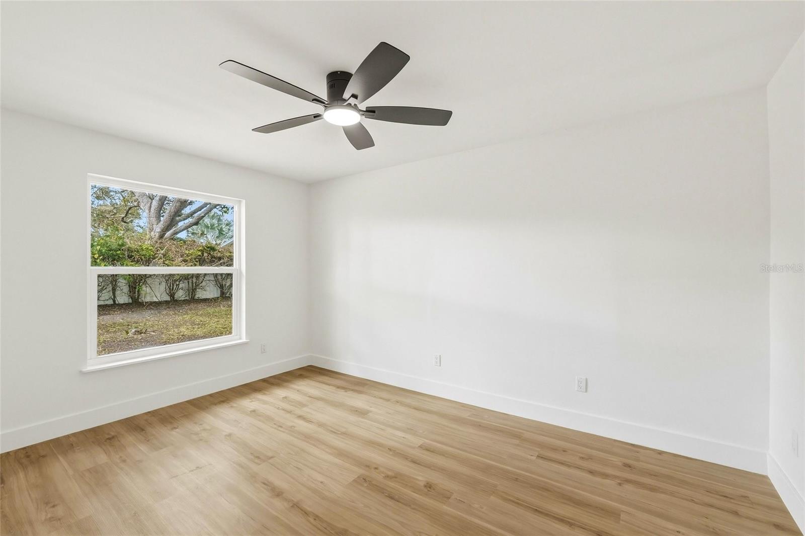 Image 22 of 37 For 1434 Hagen Avenue