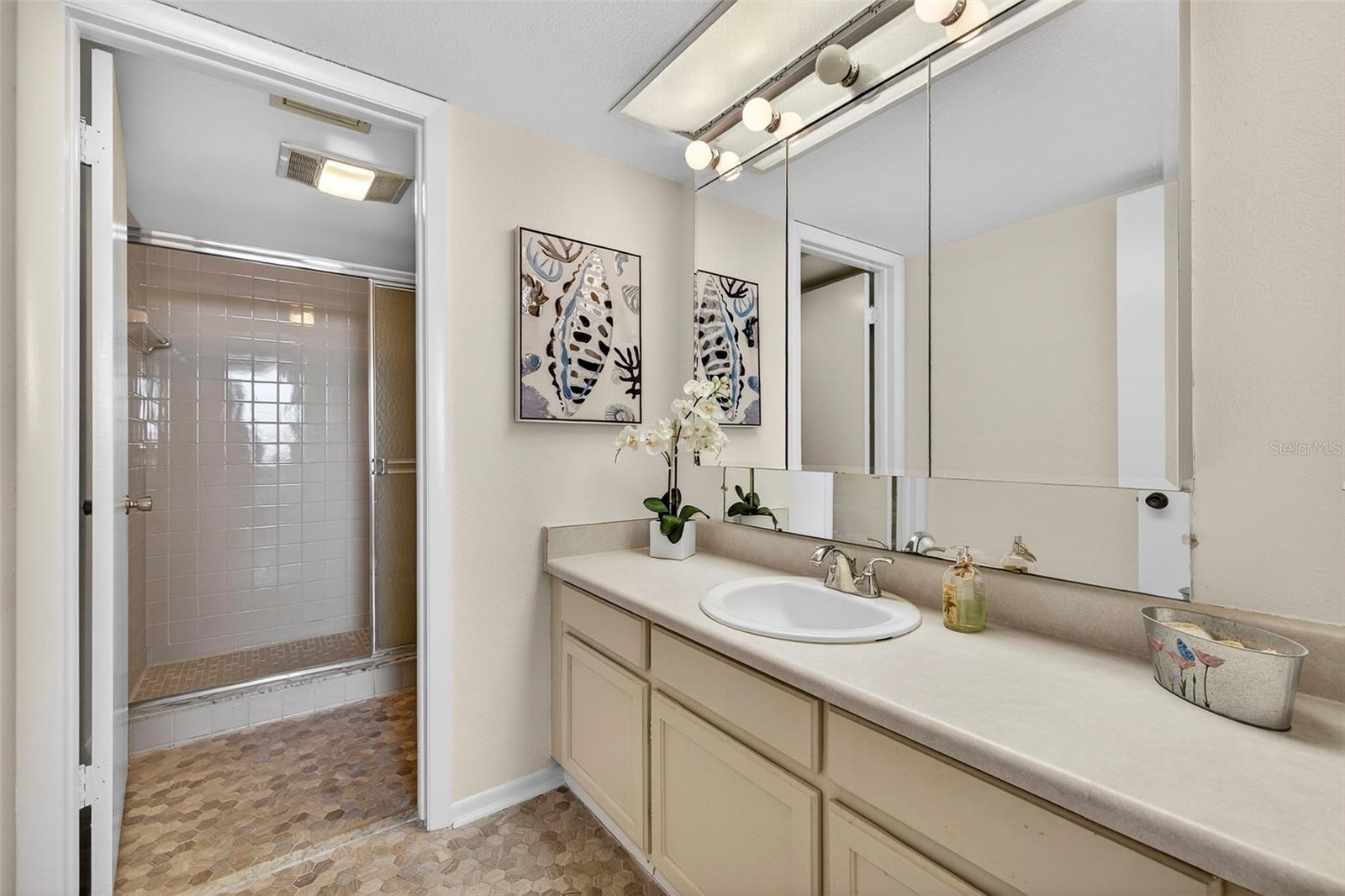 Listing photo id 13 for 17900 Gulf Boulevard 15b