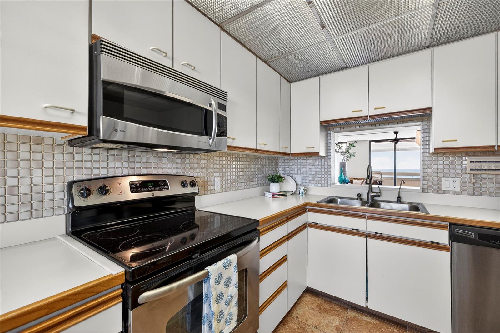 Listing photo id 5 for 17900 Gulf Boulevard 15b