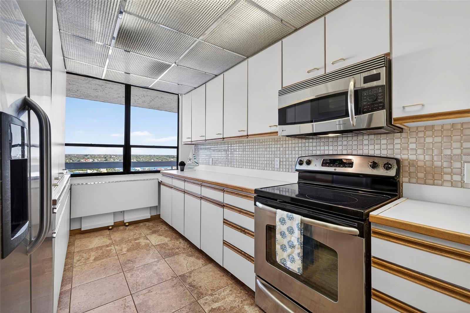 Listing photo id 6 for 17900 Gulf Boulevard 15b