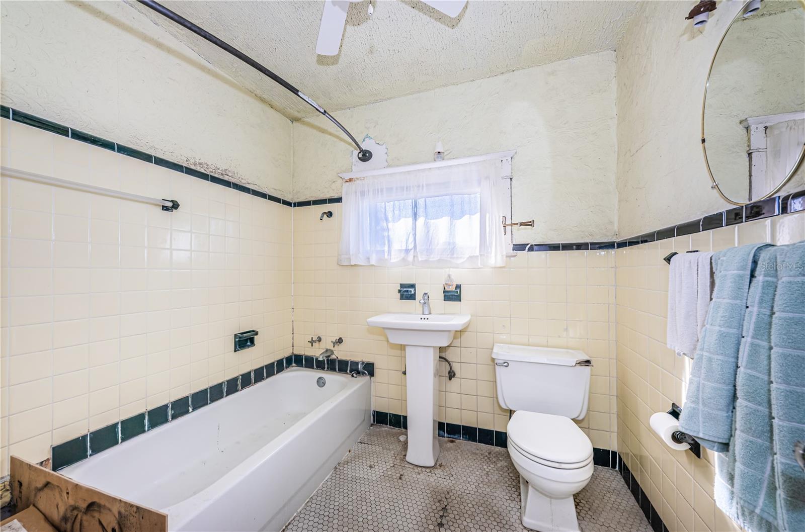 Image 8 of 23 For 138 10th Avenue Ne