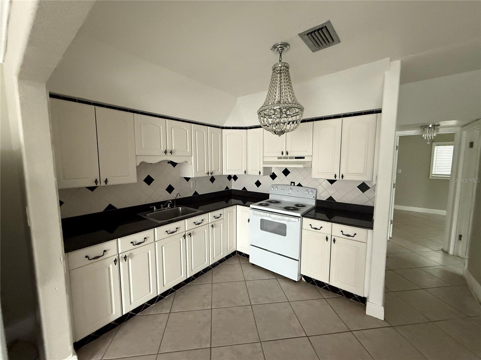 Image 4 of 22 For 1345 Drew Street 16