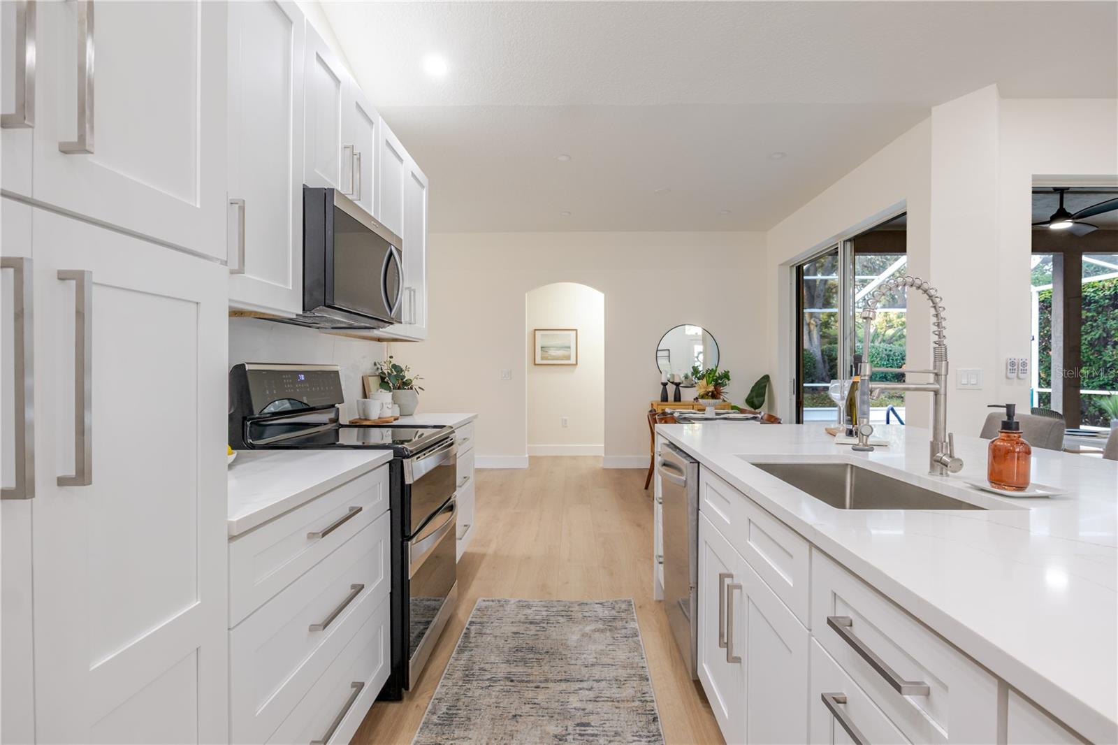 Listing photo id 12 for 10208 Thicket Point Way