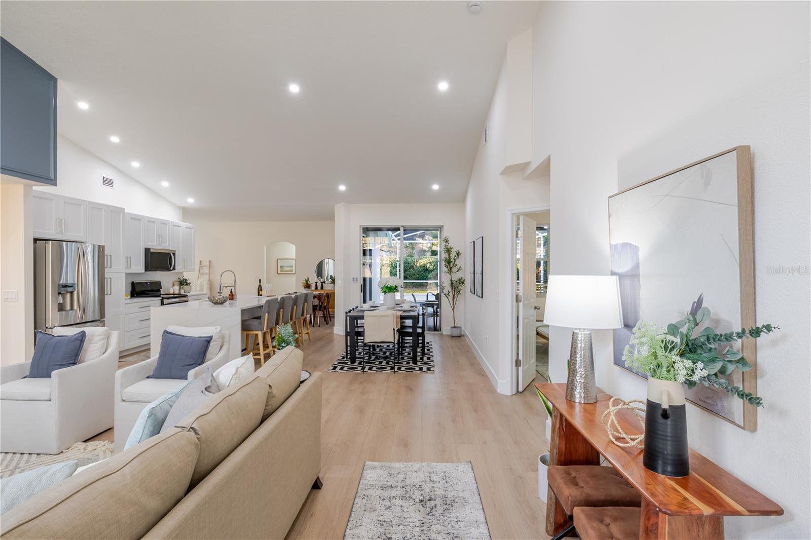 Listing photo id 4 for 10208 Thicket Point Way