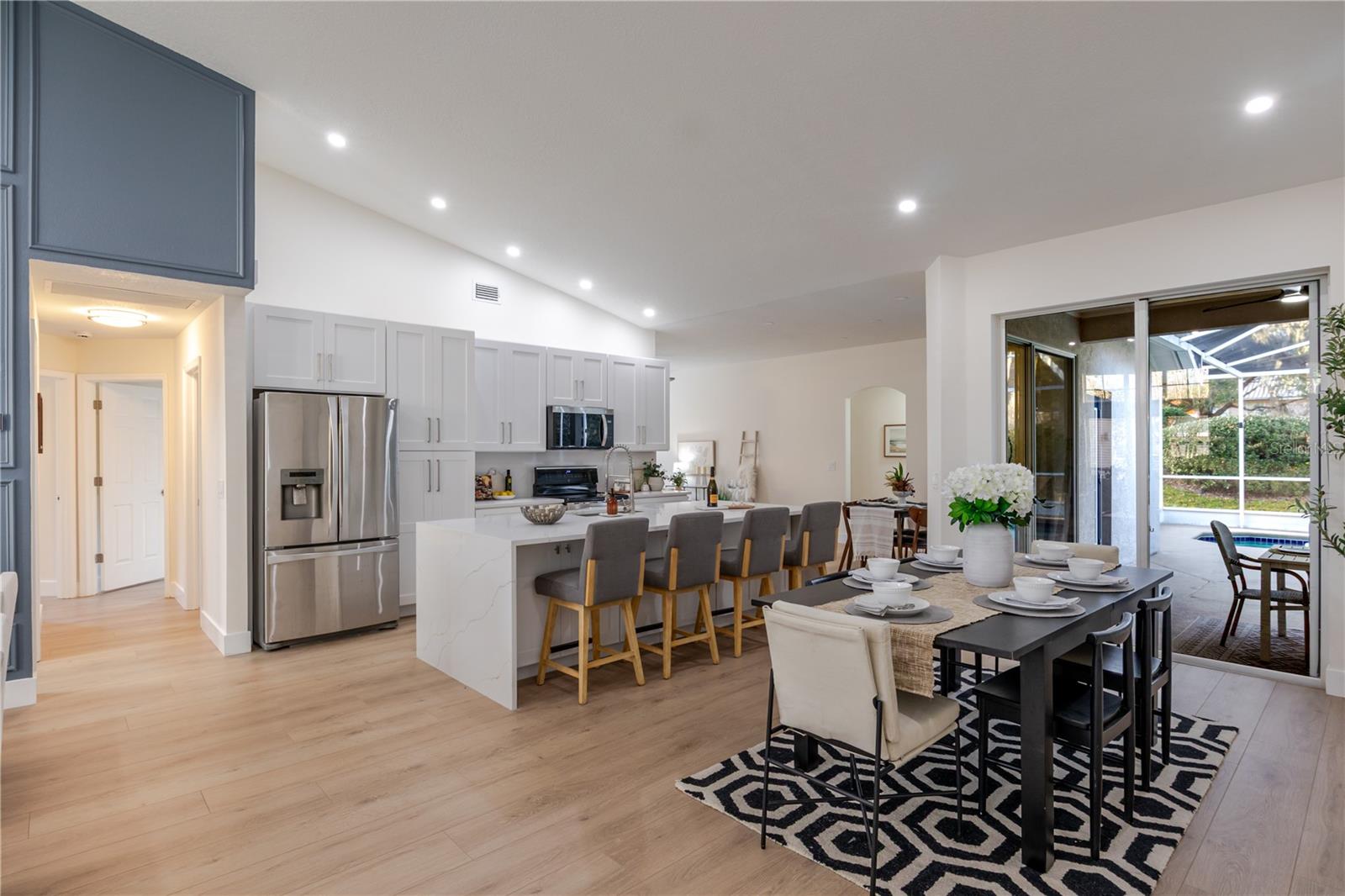 Listing photo id 7 for 10208 Thicket Point Way