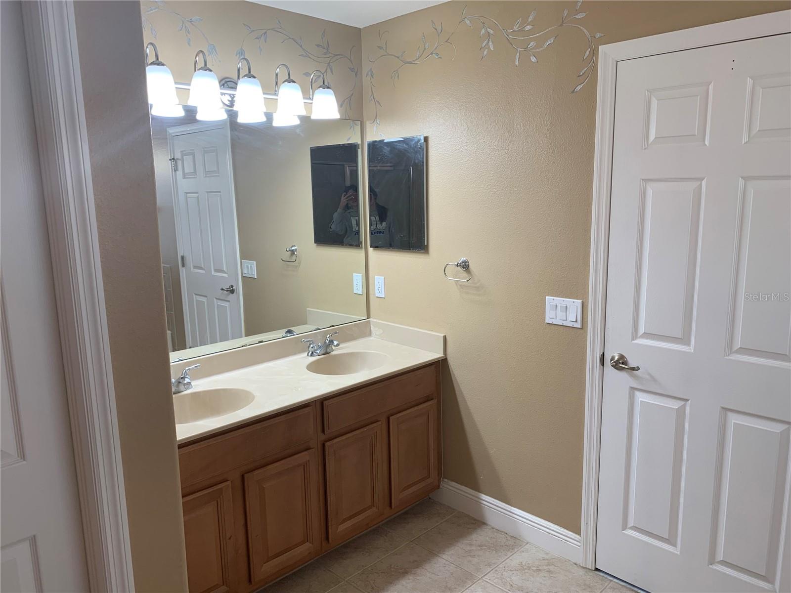 Image 27 of 33 For 8810 Cameron Crest Drive