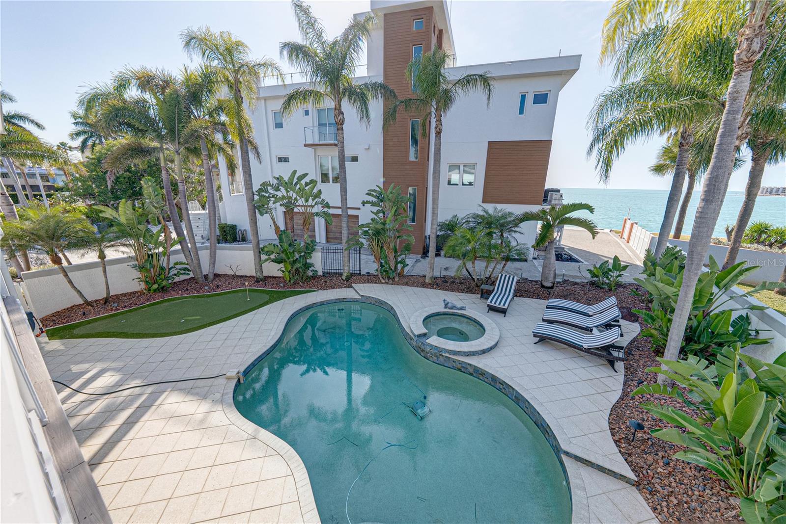 Listing photo id 9 for 723 Pinta Drive