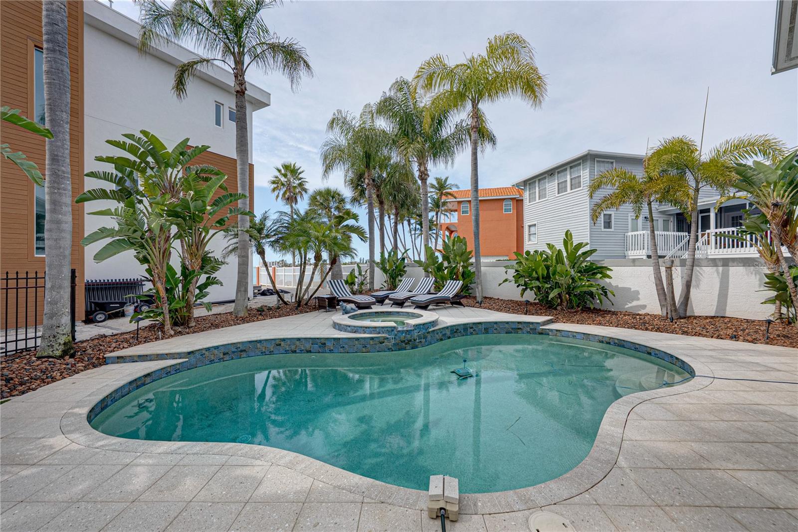 Listing photo id 10 for 723 Pinta Drive