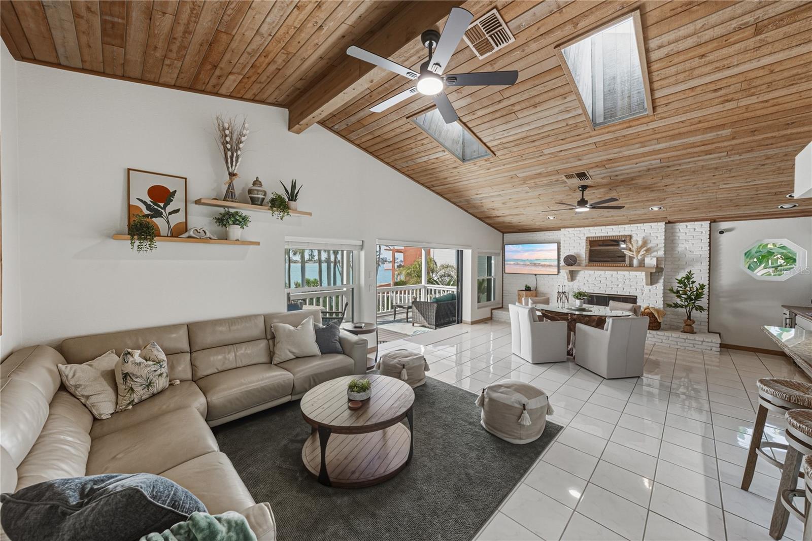 Listing photo id 18 for 723 Pinta Drive