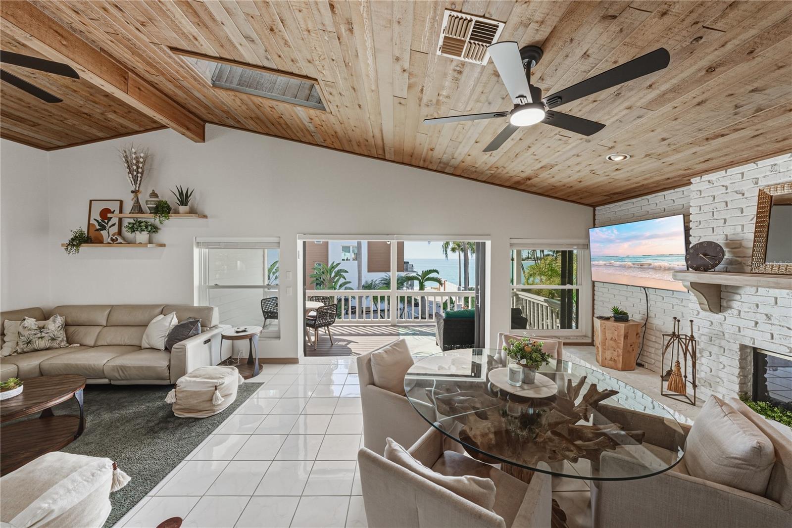 Listing photo id 19 for 723 Pinta Drive