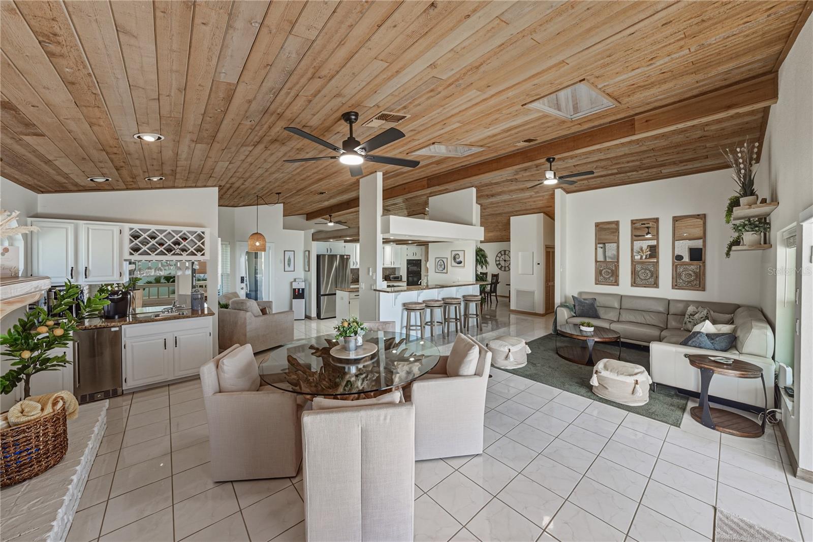 Listing photo id 21 for 723 Pinta Drive