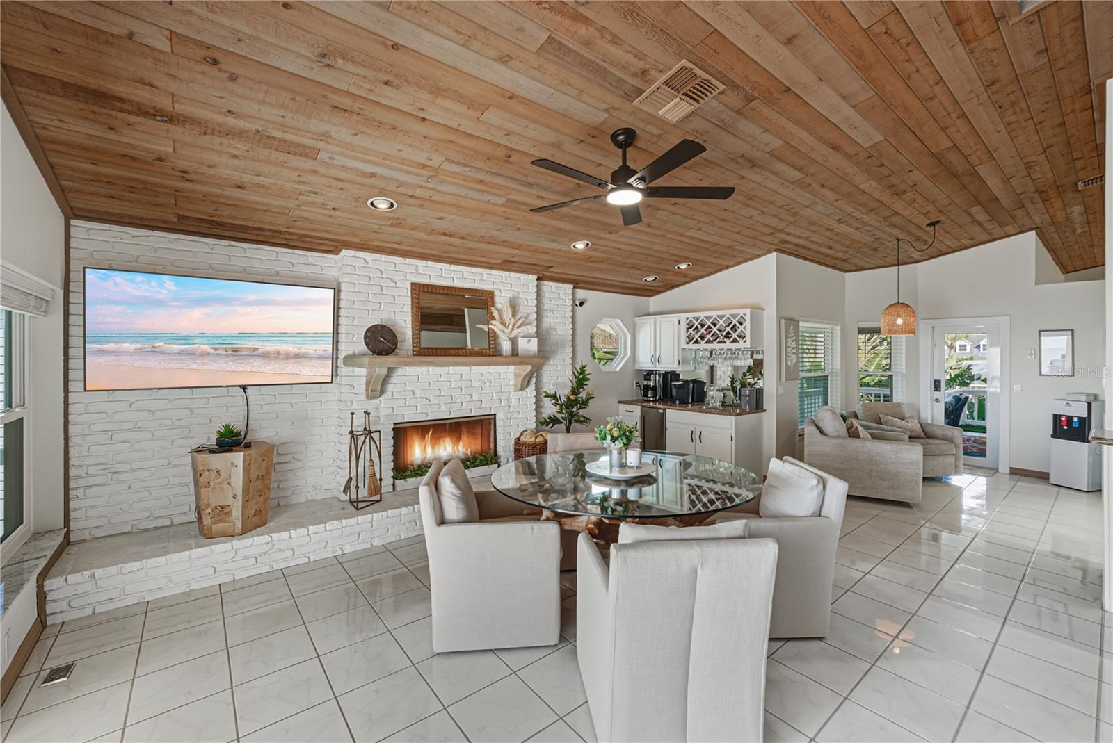 Listing photo id 22 for 723 Pinta Drive