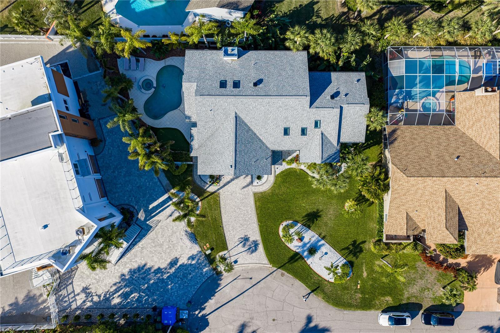 Listing photo id 1 for 723 Pinta Drive