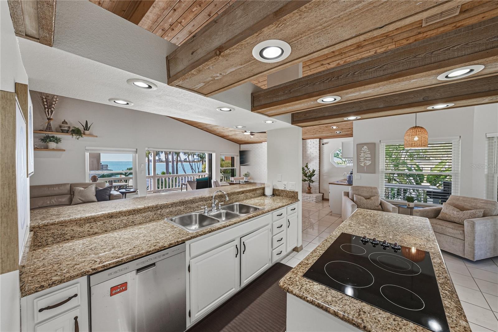 Listing photo id 31 for 723 Pinta Drive