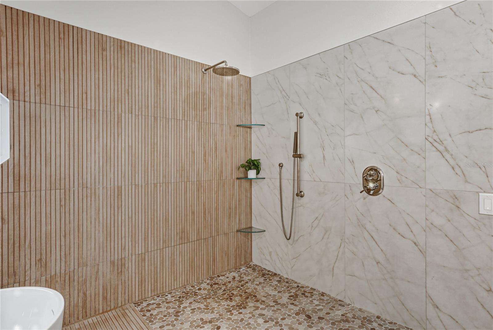 Listing photo id 52 for 723 Pinta Drive