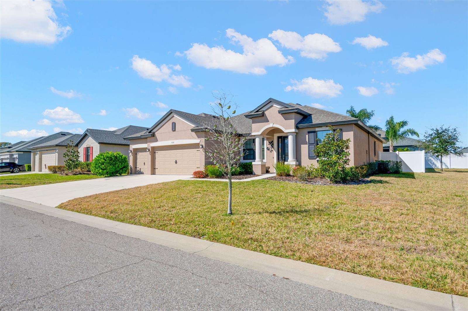 Listing photo id 2 for 3920 Teaberry Lane