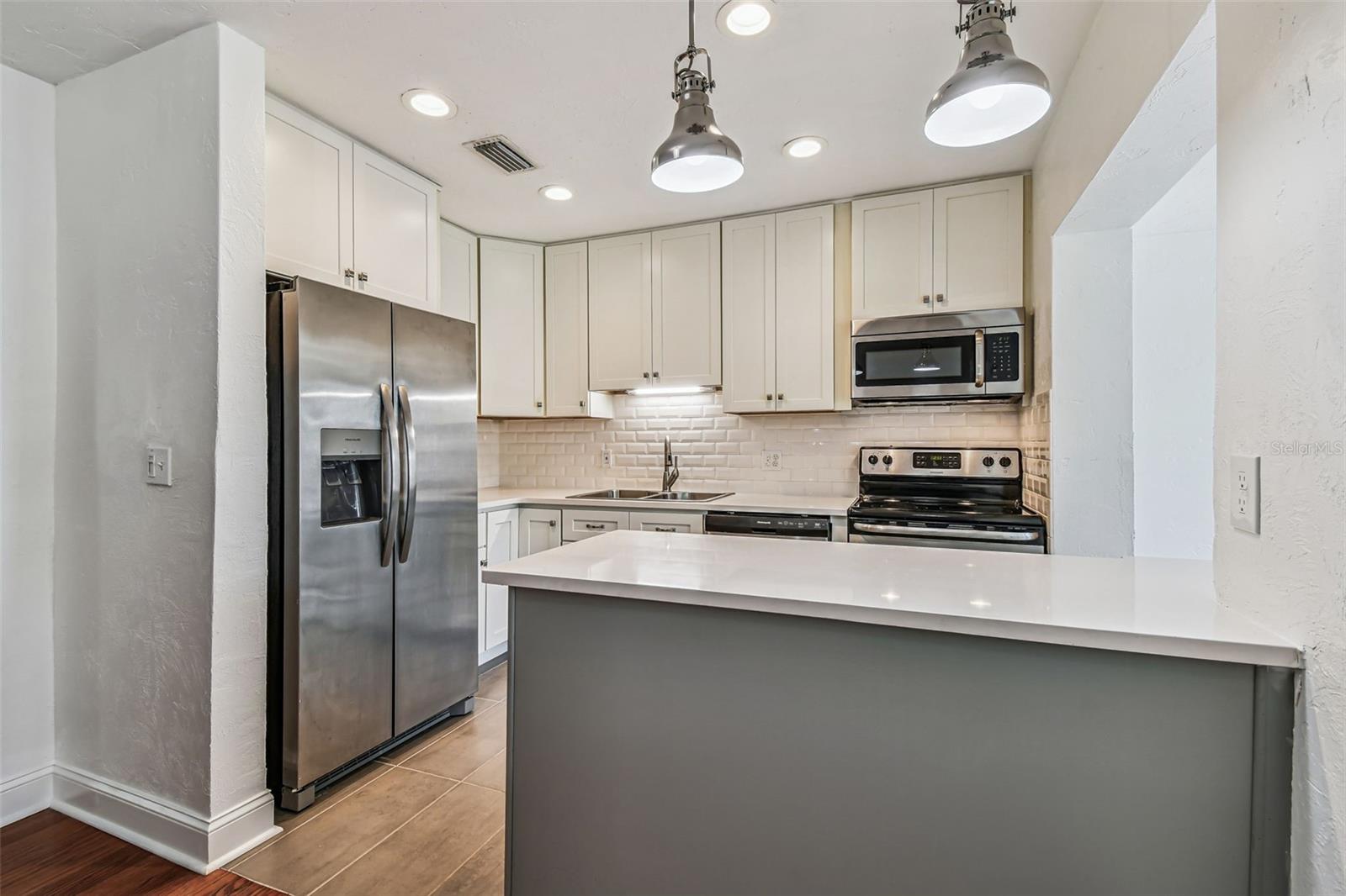 Image 14 of 34 For 275 Mateo Way Ne