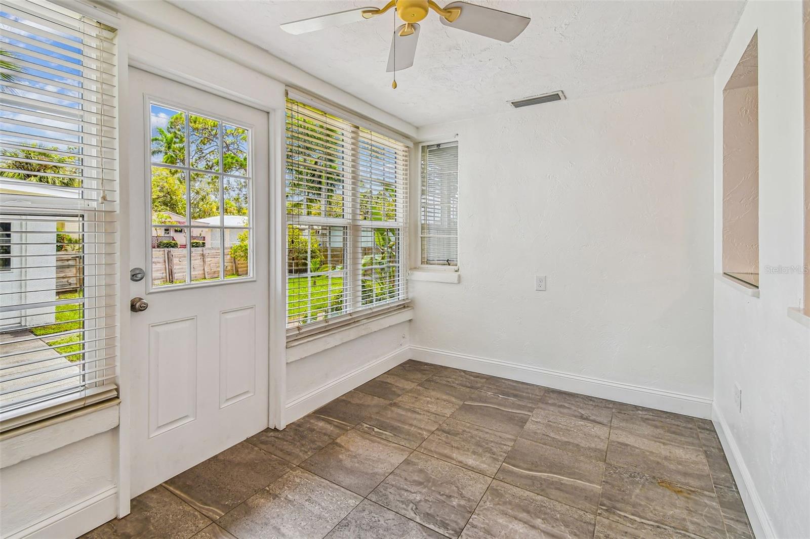 Image 18 of 34 For 275 Mateo Way Ne