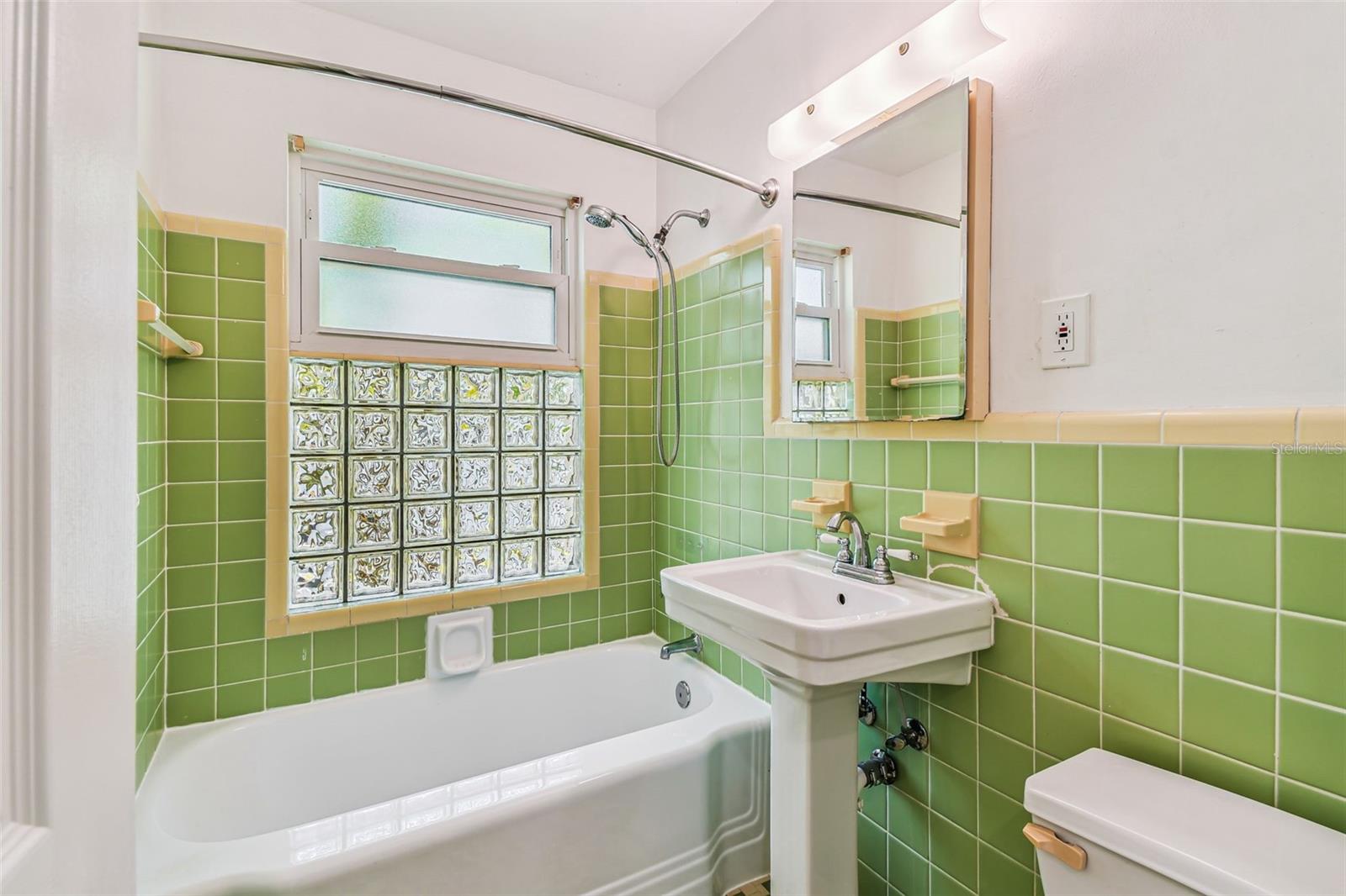 Image 22 of 34 For 275 Mateo Way Ne