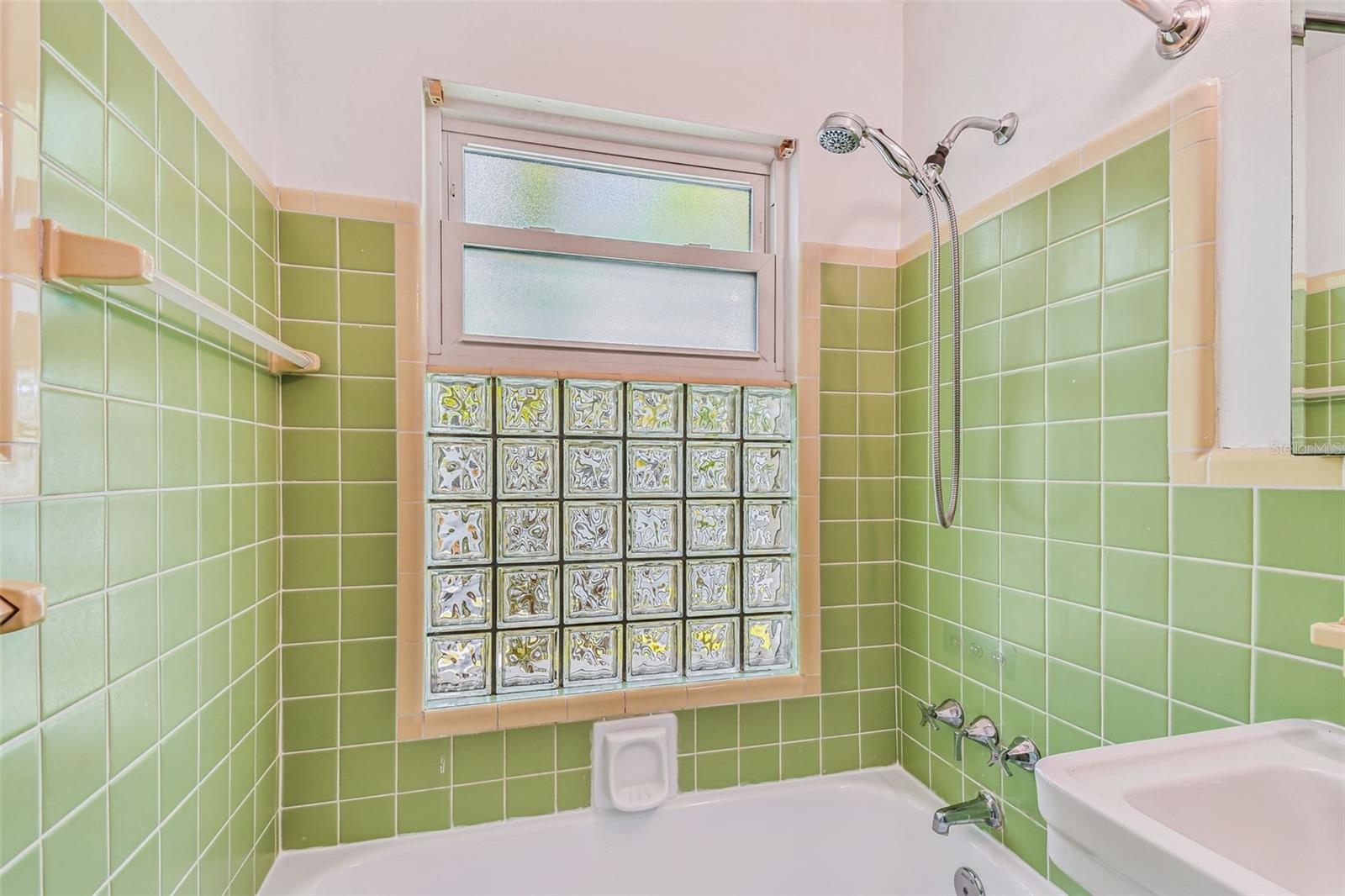 Image 23 of 34 For 275 Mateo Way Ne