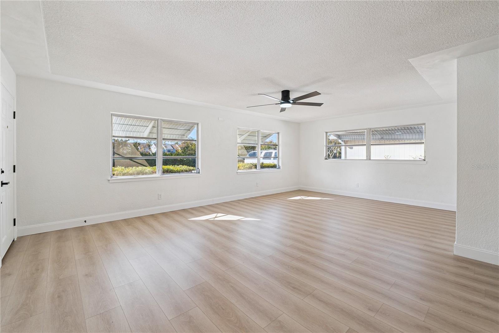 Image 24 of 37 For 3303 W Leila Ave