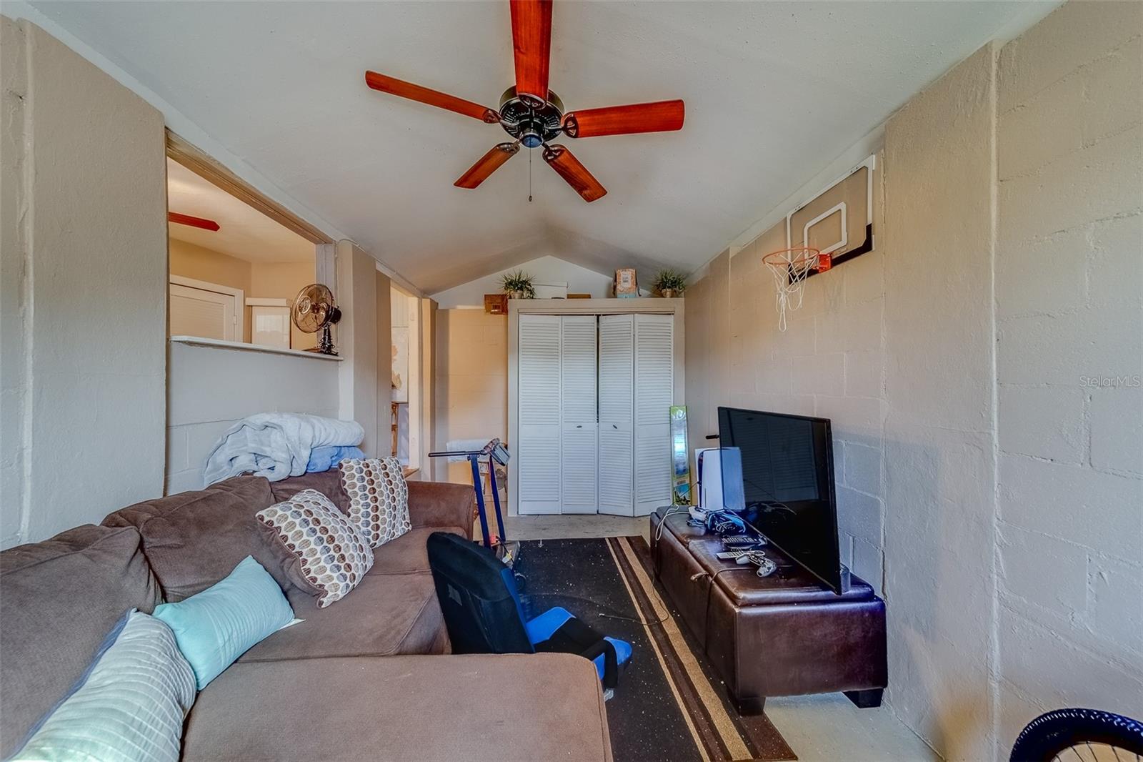 Listing photo id 22 for 2749 16th Avenue N