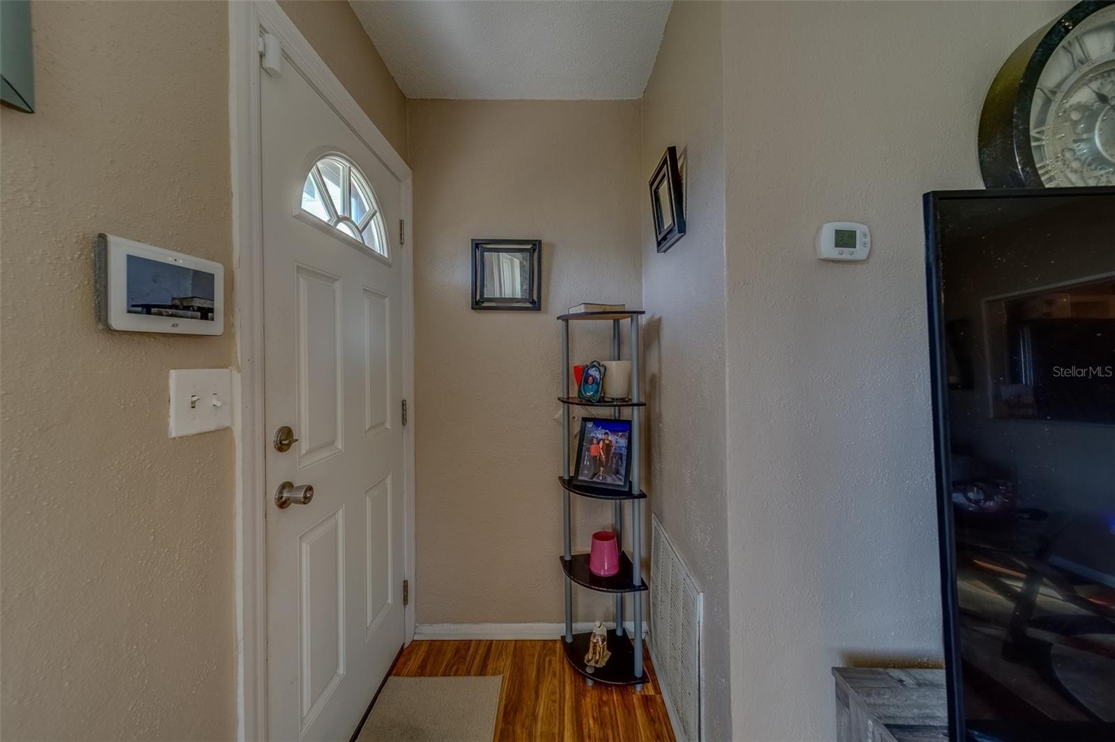 Listing photo id 2 for 2749 16th Avenue N