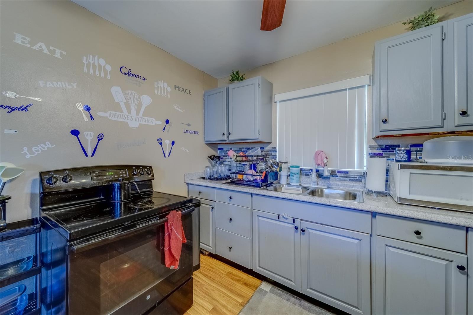 Listing photo id 6 for 2749 16th Avenue N