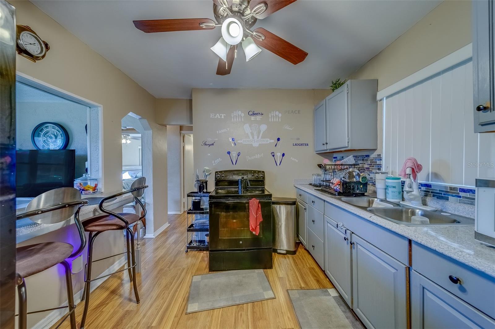 Listing photo id 7 for 2749 16th Avenue N