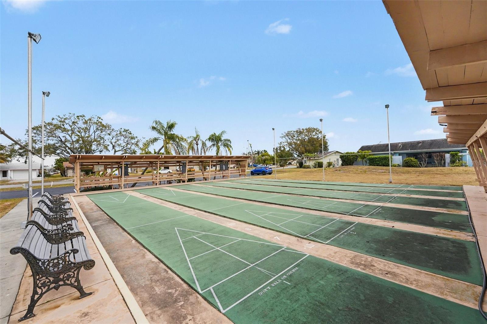 Listing photo id 11 for 4800 Lake Villa Drive