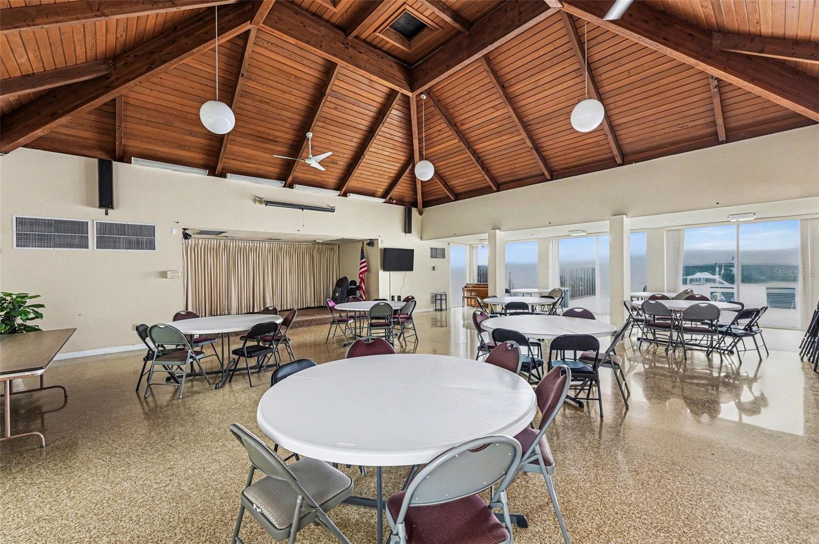 Listing photo id 13 for 4800 Lake Villa Drive