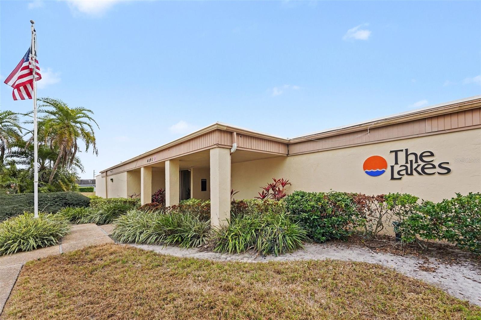 Listing photo id 15 for 4800 Lake Villa Drive