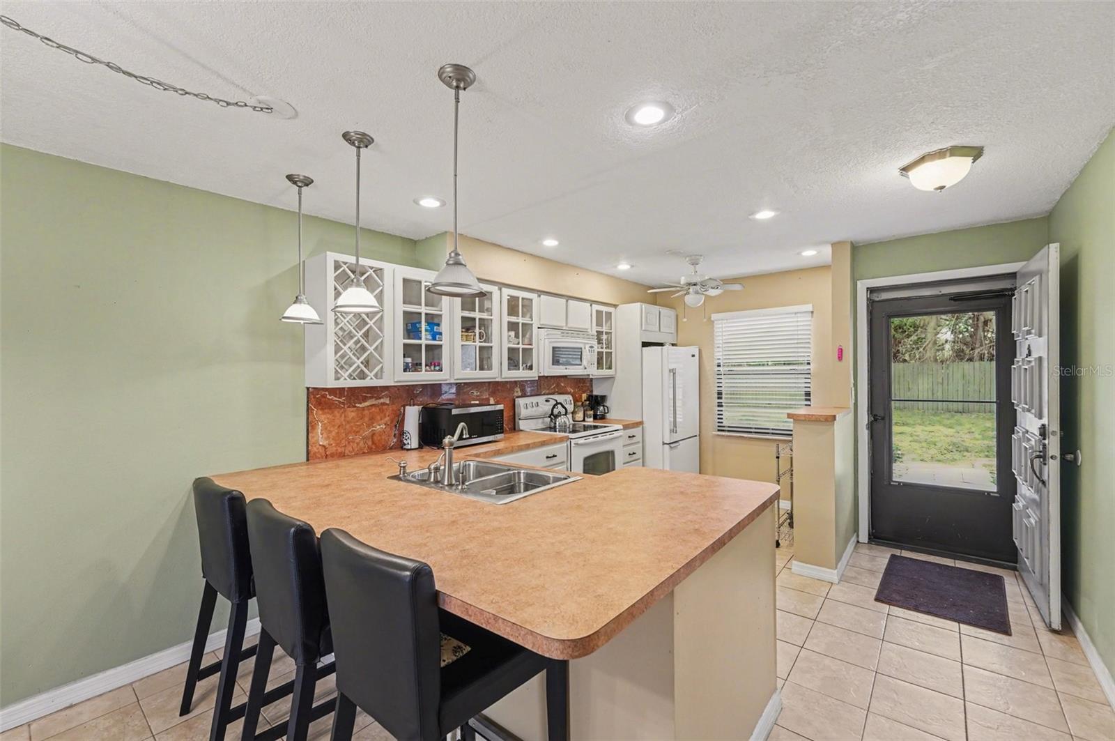 Listing photo id 0 for 4800 Lake Villa Drive