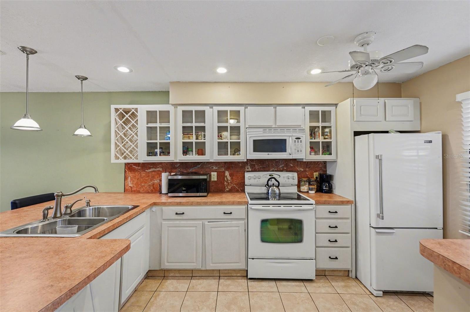 Listing photo id 2 for 4800 Lake Villa Drive