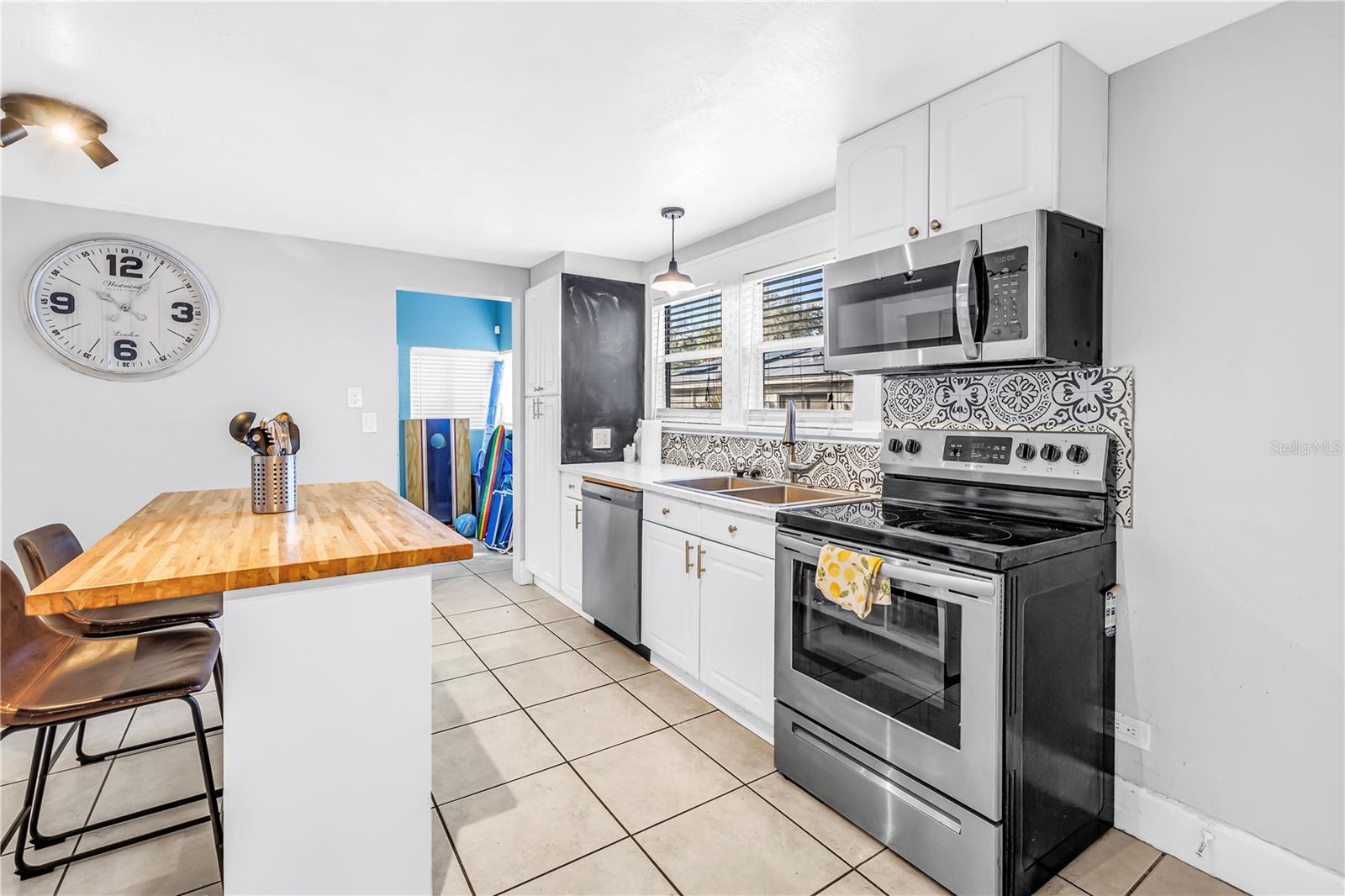 Listing photo id 12 for 1726 2nd Avenue N