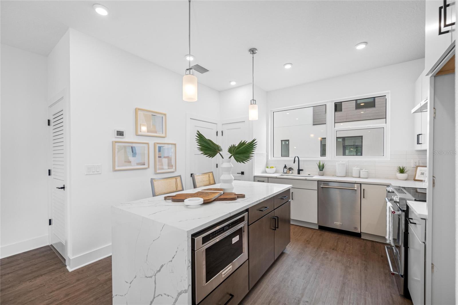 Listing photo id 12 for 315 15th Street N