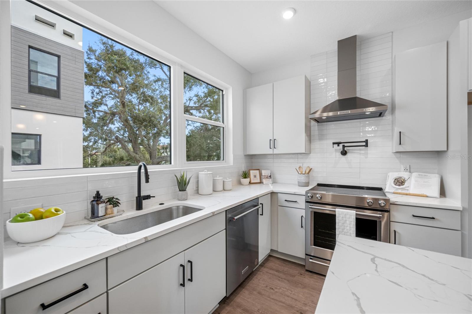 Listing photo id 15 for 315 15th Street N