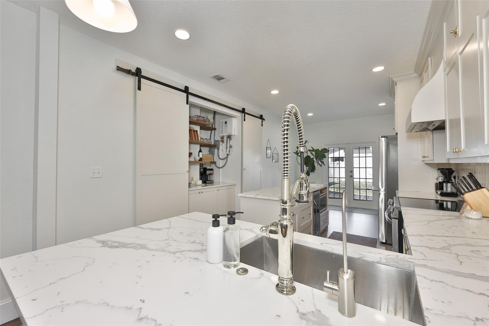 Listing photo id 8 for 803 Alfred Street