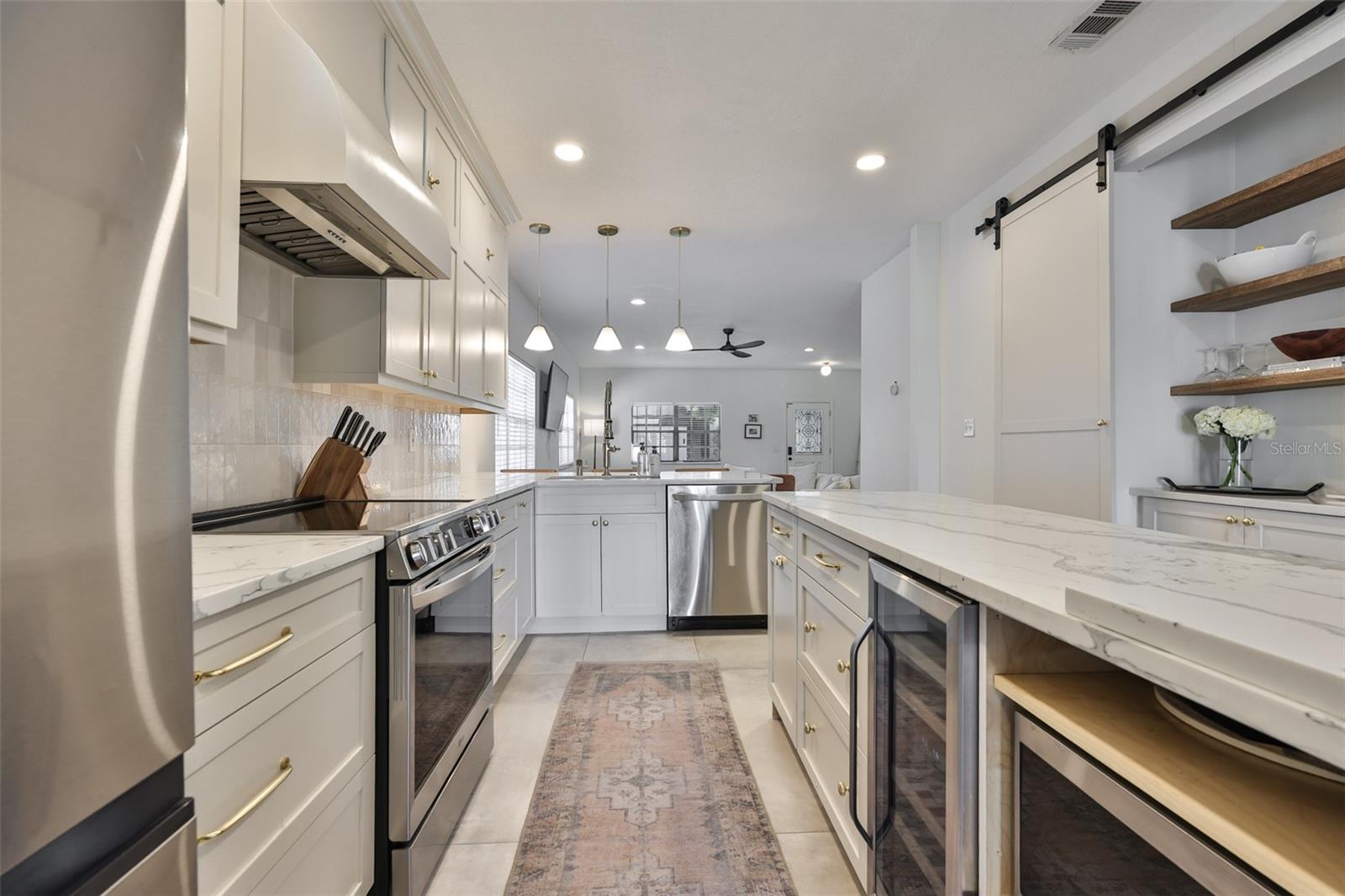 Listing photo id 11 for 803 Alfred Street