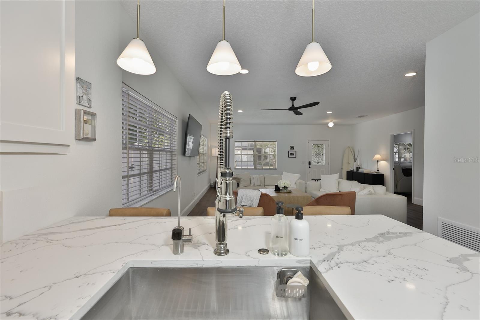 Listing photo id 14 for 803 Alfred Street