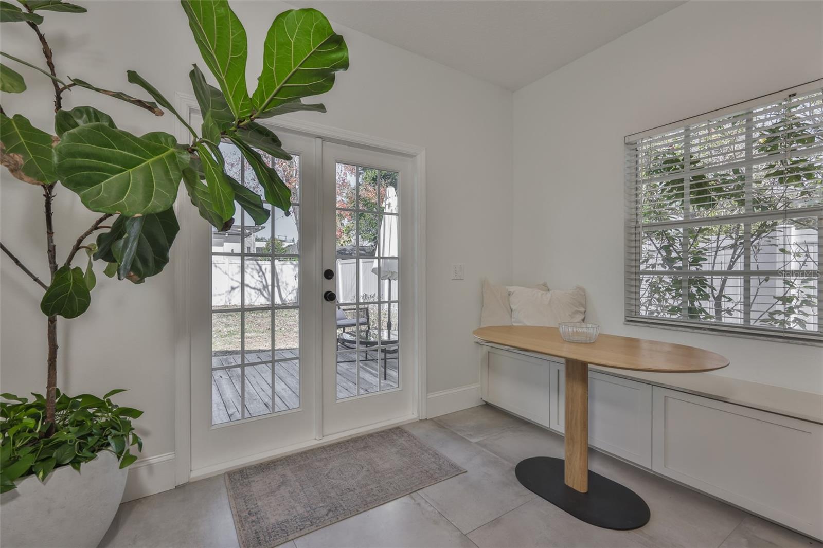 Listing photo id 27 for 803 Alfred Street