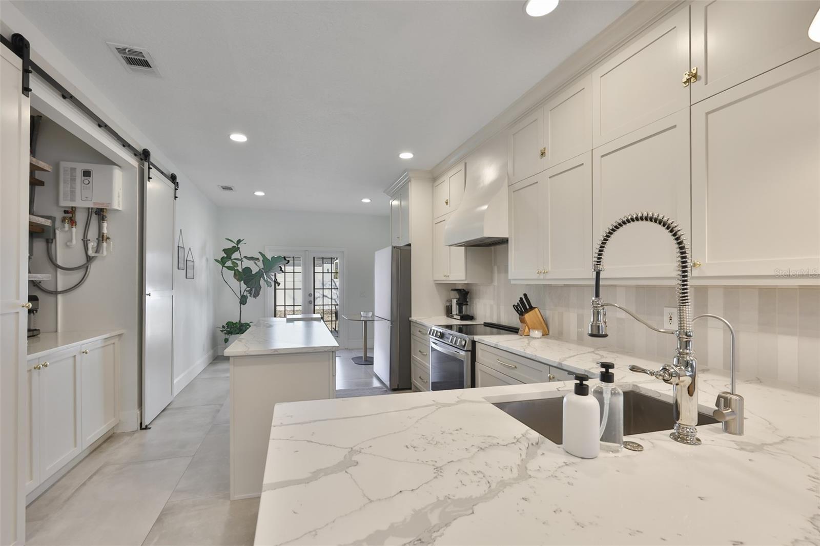 Listing photo id 7 for 803 Alfred Street