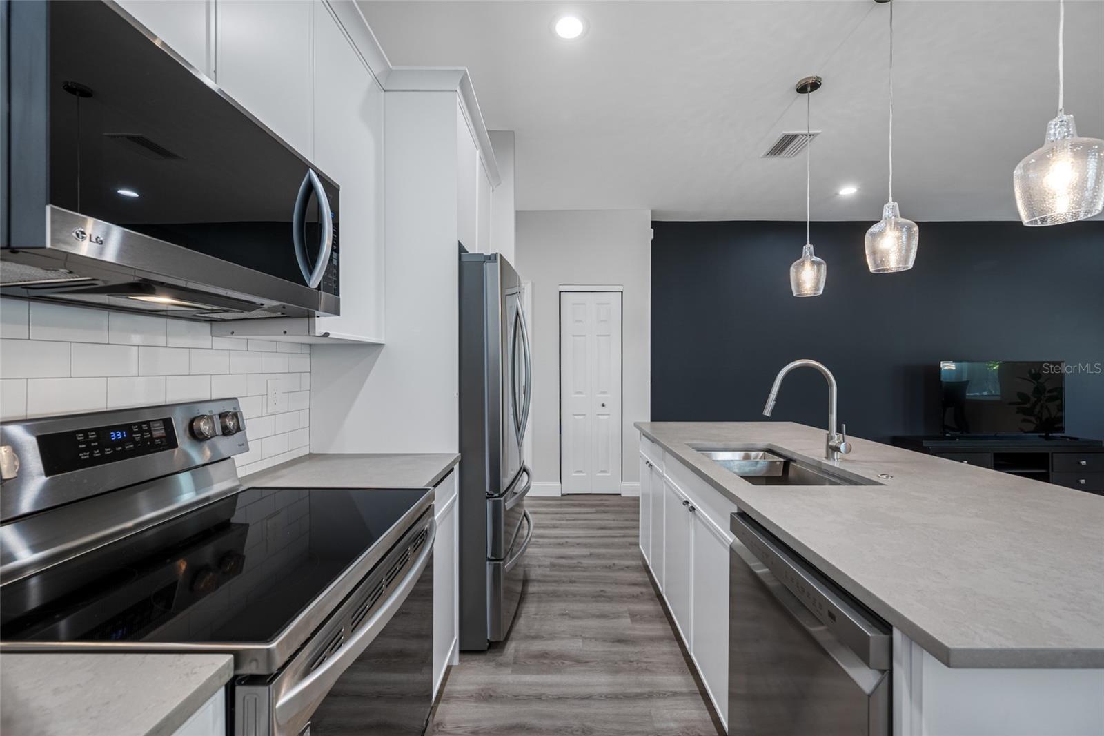 Image 13 of 37 For 2144 43rd Terrace N