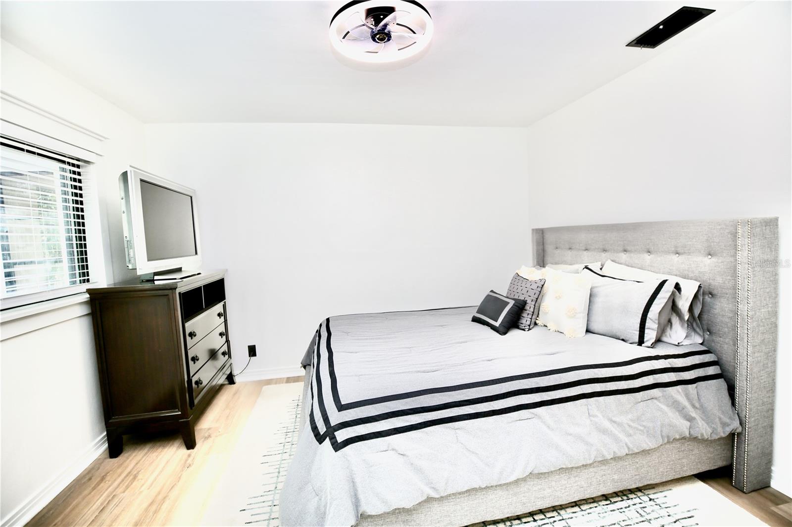 Image 9 of 34 For 4304 Thatcher Avenue