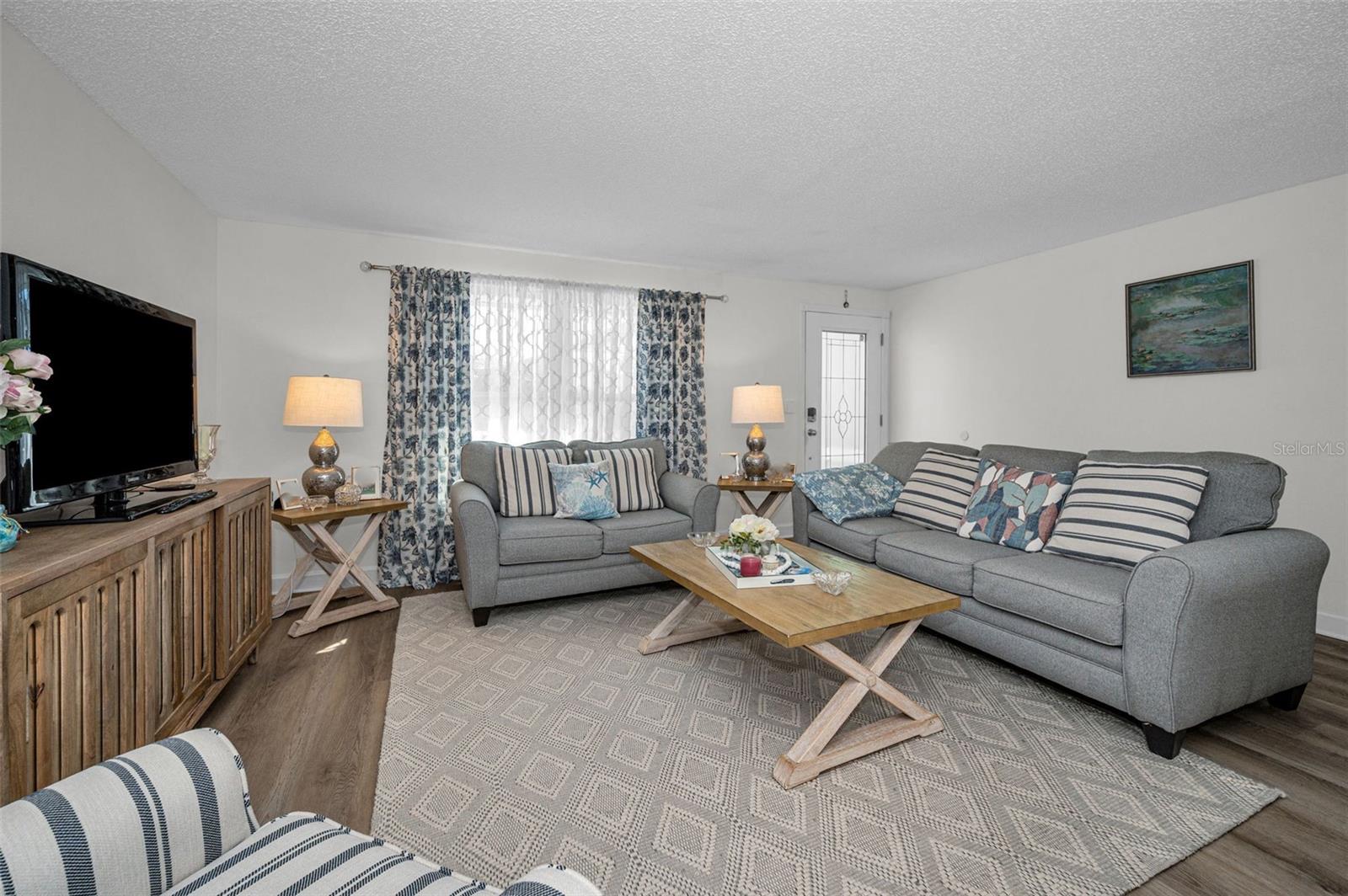 Image 11 of 77 For 1176 Mineola Circle